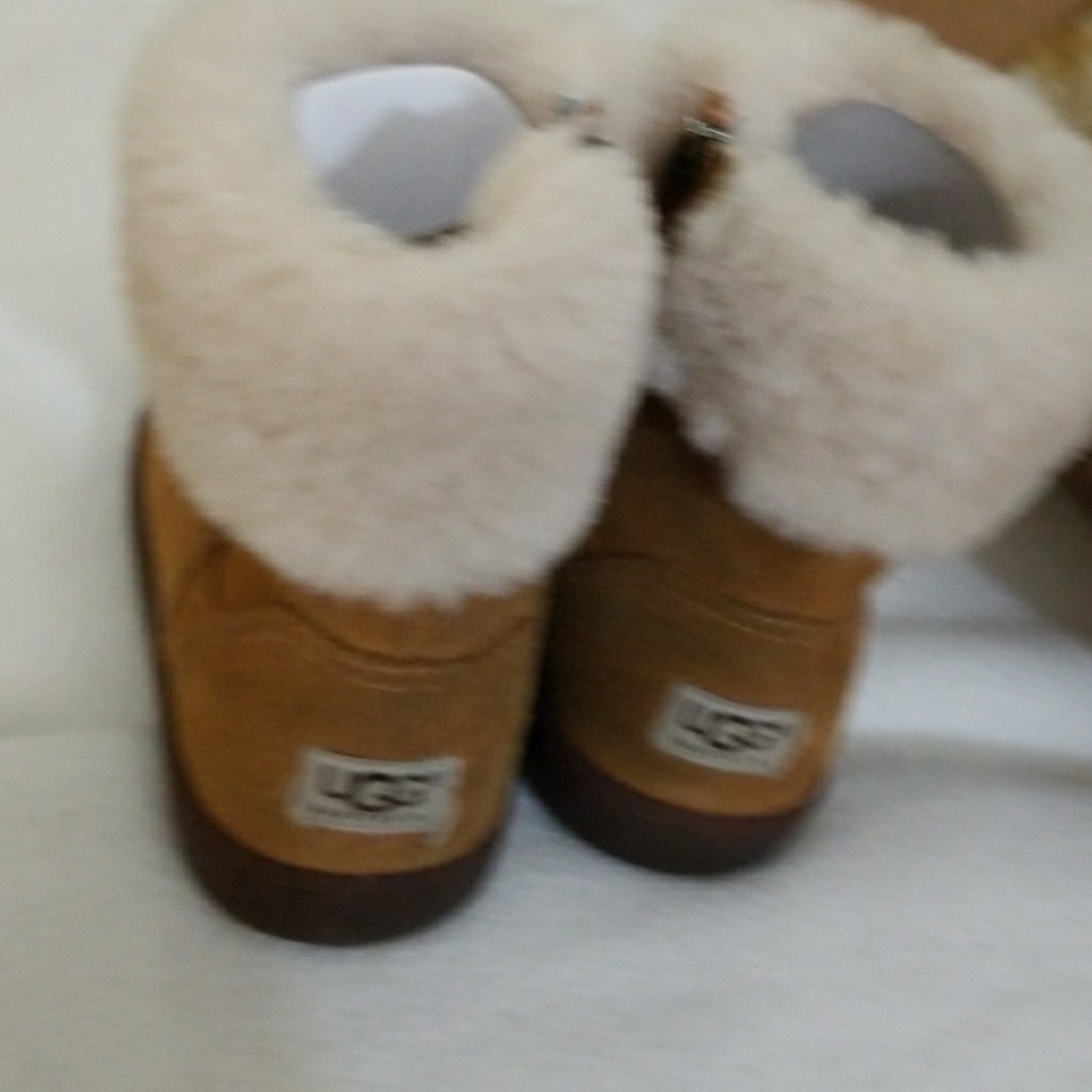 GIRL'S UGG BOOTS - Picture 2 of 4